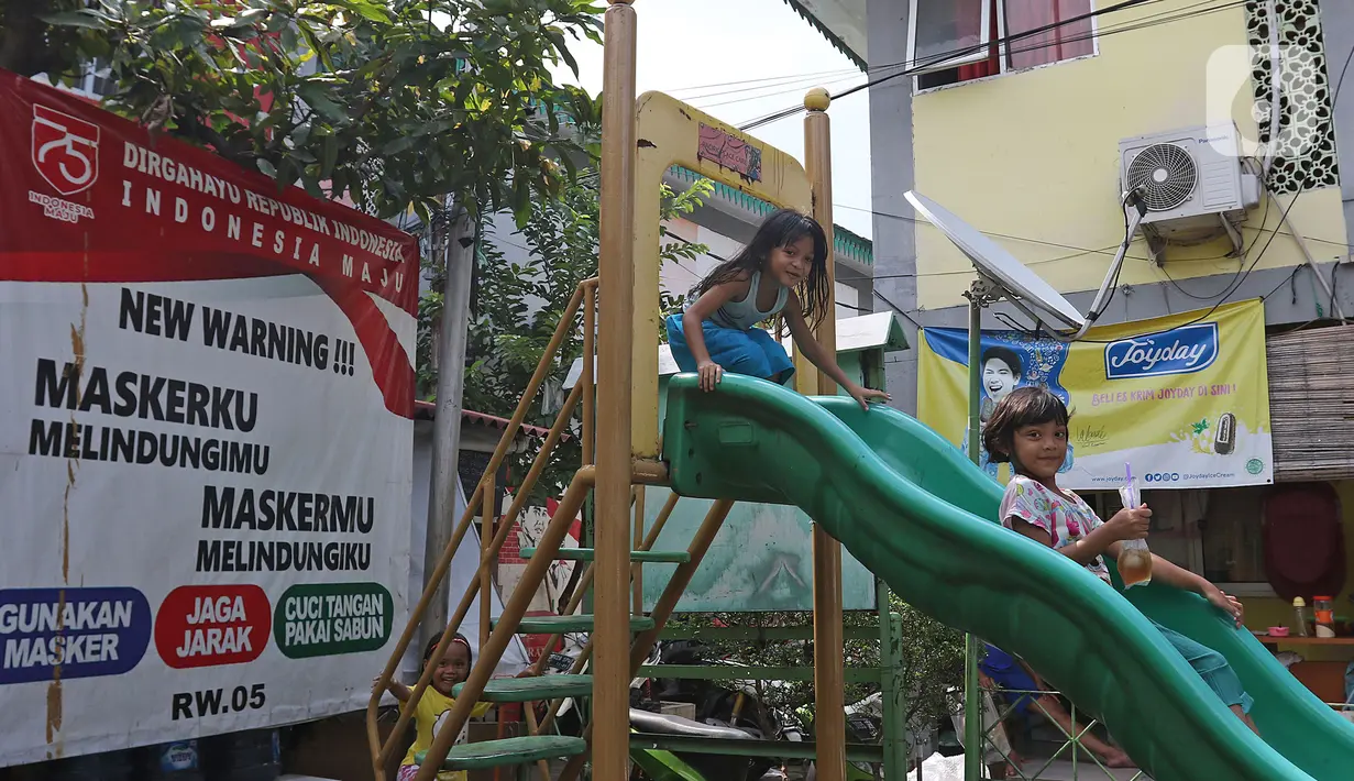 Anak-anak bermain di kawasan Petogogan, Jakarta, Selasa (2/03/2021). Data 21 Februari 2021, DKI Jakarta berhasil keluar dari zona merah Covid-19 yang dilaporkan Satuan Tugas Penanganan Covid-19 melalui covid19.go.id, pada Selasa (2/3) dan diperbarui secara mingguan. (Liputan6.com/Herman Zakharia)