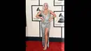 Penyanyi Lady Gaga tampil menawan dengan balutan gaun perak saat menghadiri ajang Grammy Awards ke-57 di Staples Center, Los Angeles, AS, Minggu (8/2/2015). (Jason Merritt/Getty Images/AFP)