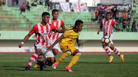 Celebest FC takluk 0-2 dari Persepam MU dalam lanjutan play-off Liga 2 di Stadion Manahan, Solo, Jumat (13/10/2017). (Bola.com/Ronald Seger Prabowo)