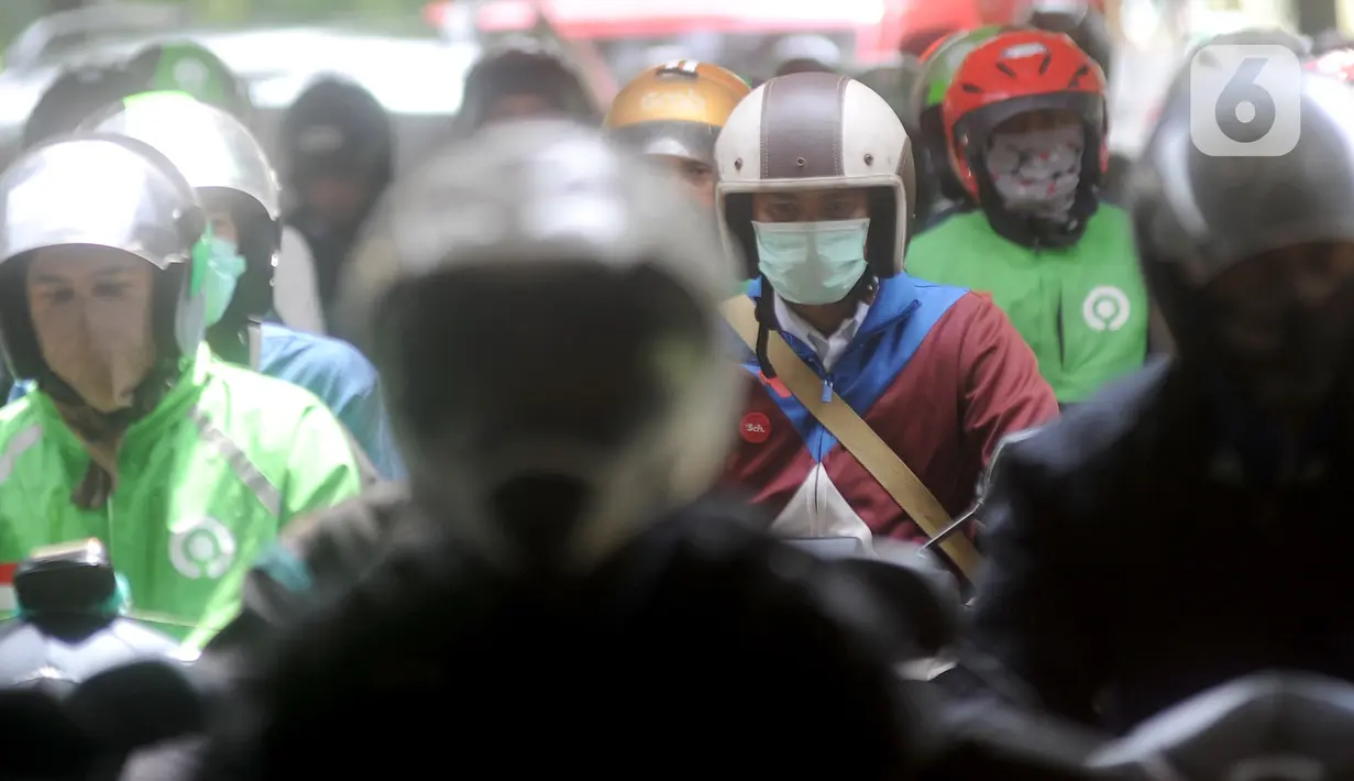 Pengendara motor melaju tersendat saat melintasi kolong jalan layang (flyover) Semanggi, Jakarta, Senin (16/3/2020). Meski Presiden Jokowi mengeluarkan imbauan masyarakat untuk bekerja di rumah, namun beberapa ruas jalan di Ibu Kota masih mengalami kemacetan. (merdeka.com/Arie Basuki)