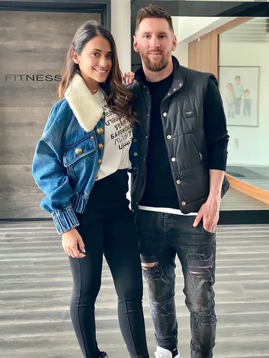 Pasangan yang menikah pada 2017 ini gayanya selalu trendi saat hangout bersama. Tak ayal, potret kebersamaan keduanya sering disebut bak ABG dimabuk asmara. Momen kebersamaan Messi dan istri ini selalu tuai atensi. (Liputan6.com/IG/leomessi)
