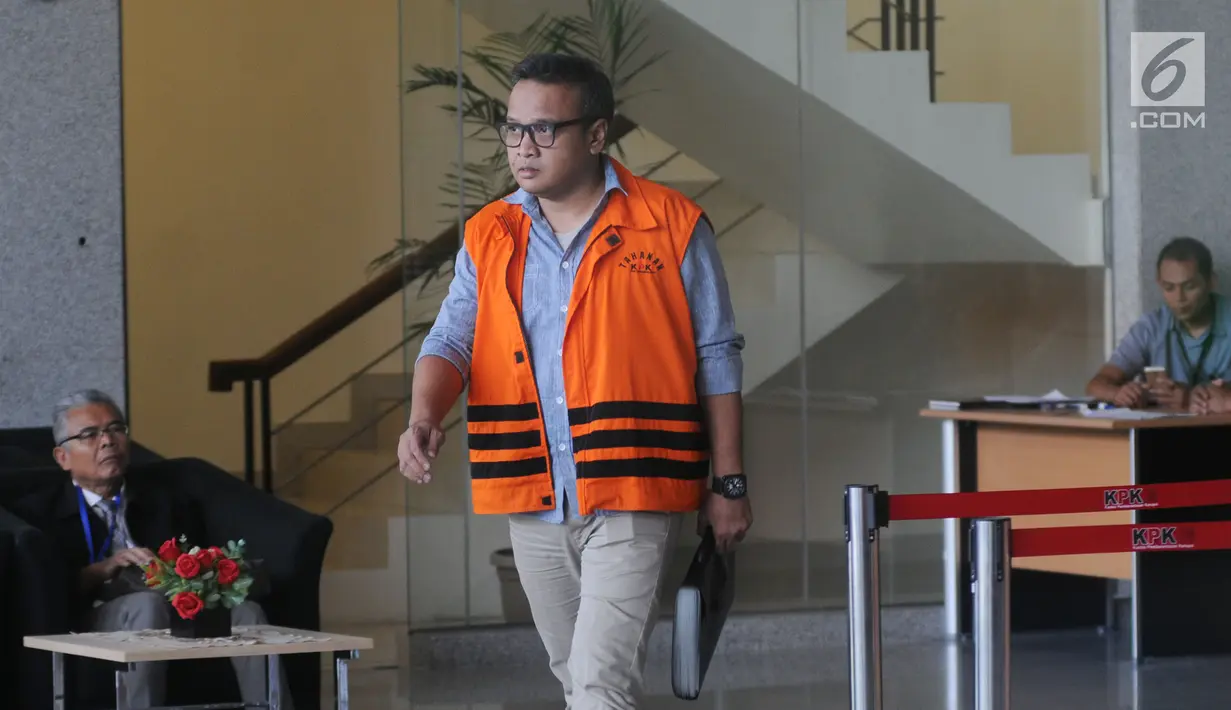 Mantan Direktur PT Murakabi Sejahtera, Irvanto Hendra Pambudi berjalan keluar gedung KPK seusai pemeriksaan, Jakarta, Selasa (10/4). Keponakan Setya Novanto itu diperiksa untuk melengkapi berkas kasus korupsi proyek E-KTP. (Merdeka.com/Dwi Narwoko)
