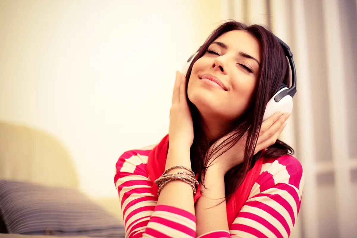 Ilustrasi mendengarkan radio. (sumber foto: lovemoney.com)
