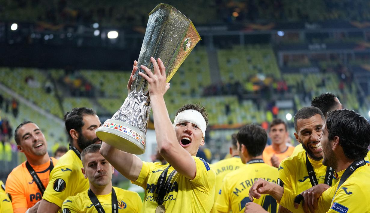 Juan Foyth. Setelah semusim dipinjamkan Tottenham Hotspur ke Villarreal, bek 23 tahun ini dikontrak permanen mulai musim ini dengan biaya 15 juta euro. Selama semusim memperkuat Villarreal ia tampil dalam 73 laga dengan mencetak 2 gol dan meraih gelar Liga Europa. (Foto: AFP/Pool/Michael Sohn)