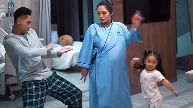 Momen Siti Badriah dan Krisjiana Baharudin bersama anak pertamanya, Xarena Zenata Denallie Baharudin (Instagram/@sitibadriahh)