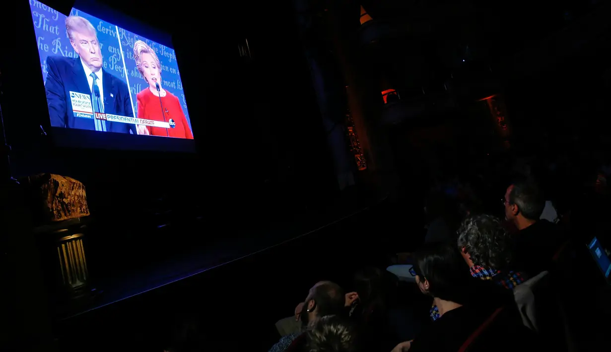 Sejumlah orang menonton debat perdana capres AS dari Partai Republik dan Partai Demokrat, Donald Trump dan Hillary Clinton di Apollo Theater, New York, Senin (26/9). Debat ini disiarkan di beberapa stasiun televisi besar AS. (Eduardo Munoz Alvarez/AFP)