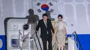 <p>Presiden Korea Selatan Yoon Suk-yeol (kiri) bersama istri Kim Keon Hee (kanan) tiba di terminal VVIP I Bandara I Gusti Ngurah Rai Bali, Minggu (13/11/2022). Kedatangan Presiden Korea Selatan tersebut untuk mengikuti KTT G20 yang akan berlangsung pada 15-16 November. ANTARA FOTO/Media Center G20 Indonesia/Galih Pradipta/nym.</p>