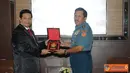 Citizen6, Jakarta: Di masa mendatang antara TNI dan KPU direncanakan akan mengadakan MoU di dalam SPK. Sebagai kenang-kenangan, Panglima TNI memberikan sebuah Plakat TNI kepada Ketua KPU. (Pengirim: Badarudin Bakri).