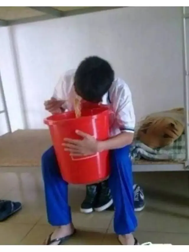 10 Potret Nyeleneh Cara Orang Makan Mi Ini Bikin Heran