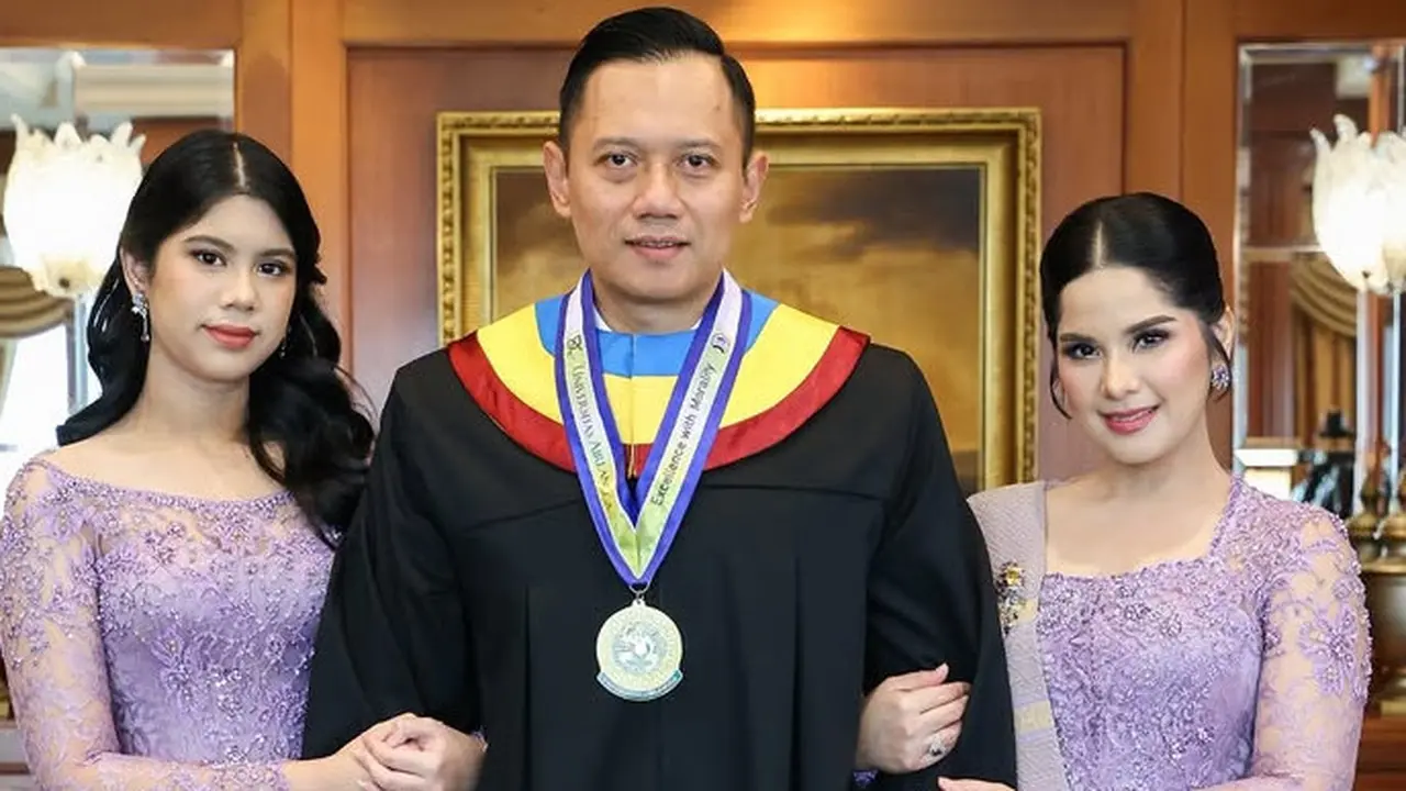 Almira Putri Tunggal Annisa Pohan saat Hadir Wisuda S3 AHY