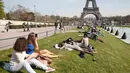 Wisatawan menikmati musim semi yang hangat dan cerah di Trocadero square di dekat menara Eiffel, Paris, Kamis (9/4/2015). (REUTERS/Charles Platiau)
