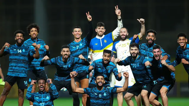 Foto: Momen Bahagia Ronaldo dan Keluarga Baru di Al Nassr, Potong Kue Bareng saat Latihan