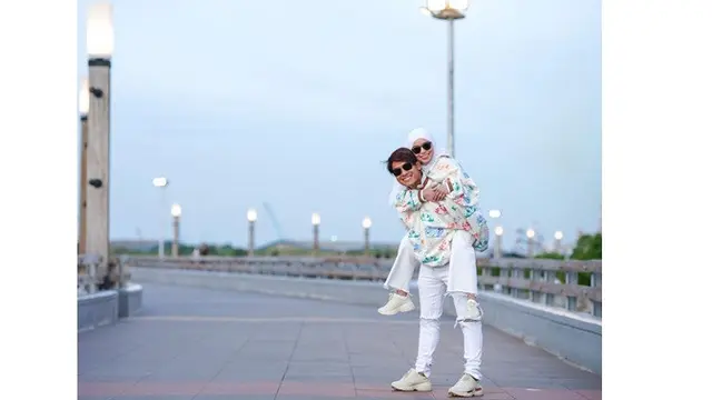 7 Gaya Pemotretan Rizky Billar dan Lesty Kejora Ini Curi Perhatian, Prewedding?