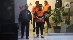 Ketiga tersangka tersebut adalah Hendrik Permana, ketua Tim Kerja Sarana Prasarana Alat Labkesmas Kemenkes; Aswin Griksa Fitranto, Direktur Utama PT Griksa Cipta; dan Yasin, pegawai Bappenda Provinsi Sulawesi Tenggara yang dikenal sebagai orang kepercayaan Bupati Koltim Abdul Azis. Tampak dalam foto, tiga tersangka baru terkait kasus dugaan tindak pidana korupsi pembangunan Rumah Sakit Umum Daerah (RSUD) Kolaka Timur (Koltim) di antaranya Yasin, pegawai Bappenda Provinsi Sulawesi Tenggara yang dikenal sebagai orang kepercayaan Bupati Koltim Abdul Azis; Aswin Griksa Fitranto, Direktur Utama PT Griksa Cipta; dan Hendrik Permana, ketua Tim Kerja Sarana Prasarana Alat Labkesmas Kemenkes (dari depan ke belakang) berjalan menuju ruang rilis penahanan di gedung Merah Putih Komisi Pemberantasan Korupsi (KPK), Jakarta, Senin (24/11/2025). (Liputan6.com/Helmi Fithriansyah)