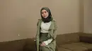 Tampil stylish, Lesti Kejora memadukan manset putih dengan hijab, outer panjang, dan celana lebar warna hijau army. (Instagram/lestykejora).