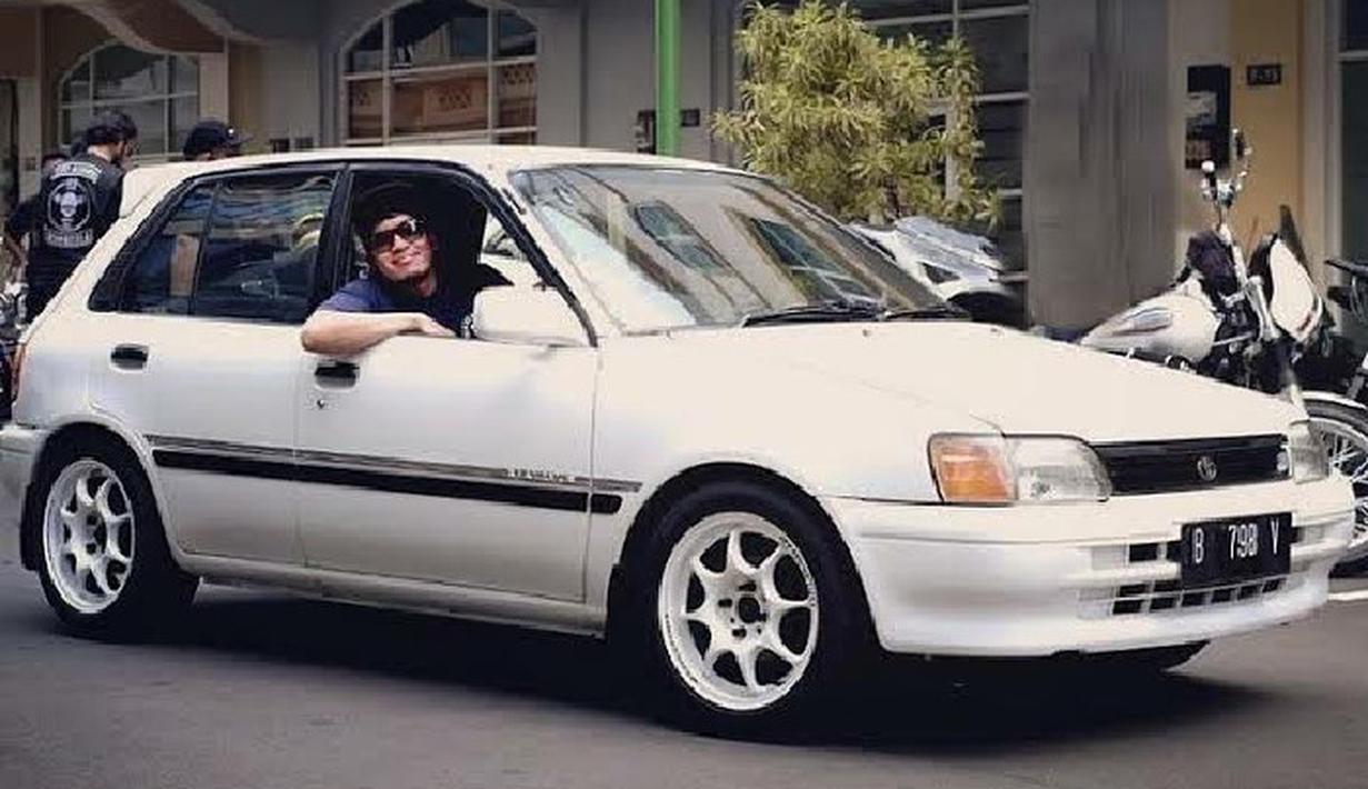Toyota Starlet EP81 atau Starlet Kapsul berwarna putih menjadi salah satu mobil kesayangan yang dimilikinya. (Source: Instagram/@desta80s)