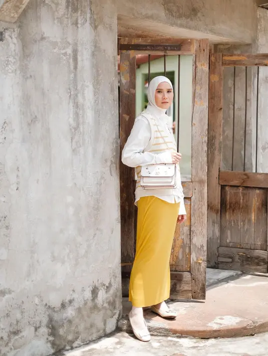 Jadi ibu 5 anak, Zaskia Adya Mecca tetap awet muda dan modis dengan gaya hijab kasualnya. [@zaskiadyamecca].