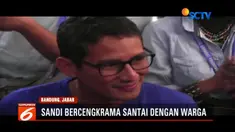 Sandi yang hanya mengenakan kaos biru bahkan larut dalam irama lagu yang dinyanyikan para pendukungnya.