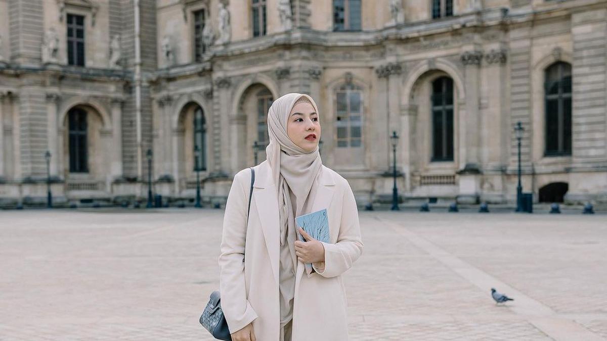 6 Tren Model Gamis Terbaru 2025 untuk Wanita Tinggi 150-an, Ciptakan Ilusi Tubuh Jenjang dan Proporsional