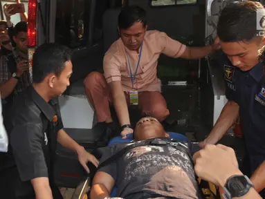 Petugas memindahkan pasien korban bom Kampung Melayu dari RS Premier ke RS Polri, Jakarta, Kamis (25/5). Pemindahan pasien dikarenakan alasan keamanan dan kelengkapan fasilitas medis. (Liputan6.com/Helmi Afandi)
