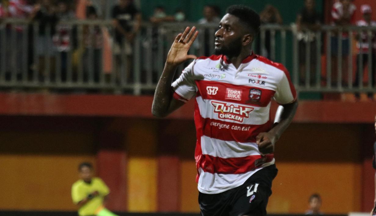Pemain Madura United, Mamadou Samassa. (Bola.com/Aditya Wany)