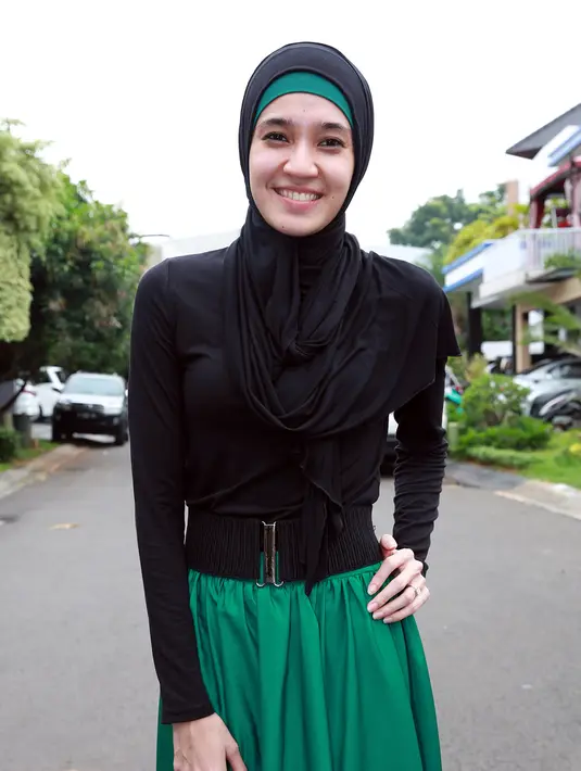 Setelah membaca artikel tentang menutup aurat, Dhini Aminarti akhirnya menutup auratnya. Sebenarnya sejak lama ia ingin menutup auratnya. Saat itu, ia mengaku belum mendapatkan hidayah. (Deki Prayoga/Bintang.com)