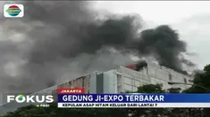 Kobaran api juga sempat membuat panik para pekerja yang sedang melakukan perbaikan di lantai tujuh Gedung Niaga.