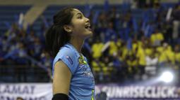 Pevoli Bandung BJB Pakuan, Wintang Dyah, menyapa suporter saat menghadapi tim Putri Jakarta BNI 46 dalam ajang Proliga 2019 di GOR Among Rogo, Yogyakarta, Sabtu (23/12). BNI 46 menang 3-1 atas BJB. (Bola.com/Yoppy Renato)