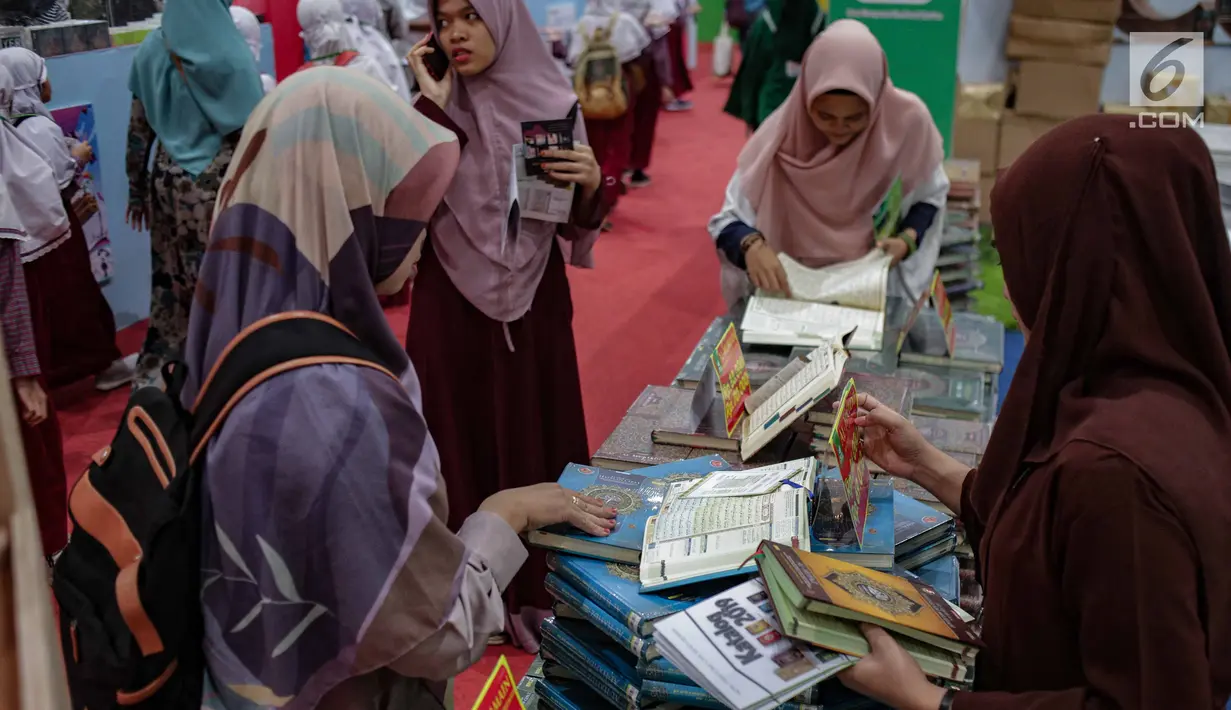 Pengunjung mencari buku yang mereka inginkan pada Islamic Book Fair 2019 di Jakarta Convetion Center, Jakarta, Rabu (27/2). Pameran buku ini berlangsung hingga 3 Maret. (Liputan6.com/Faizal Fanani)