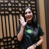 Lebih lanjut, anak pasangan Johan de Beule dan Susanti Arifin ini menjelaskan. Saat dirinya sedang sibuk syuting, sedangkan kekasihnya sedang sibuk di luar kota. (Adrian Putra/Bintang.com)