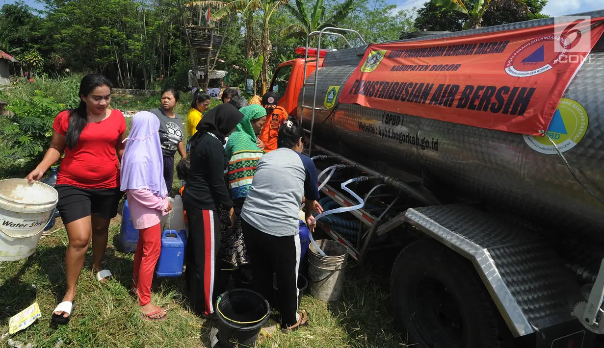 Warga antre mengambil air bersih bantuan Badan Penanggulangan Bencana Daerah (BPPD) Kabupaten Bogor di Pabuaran, Ciampea, Bogor, Jawa Barat, Senin (6/8). BPPD Kabupaten Bogor mengerahkan lima truk tangki air bersih setiap hari. (Merdeka.com/Arie Basuki)