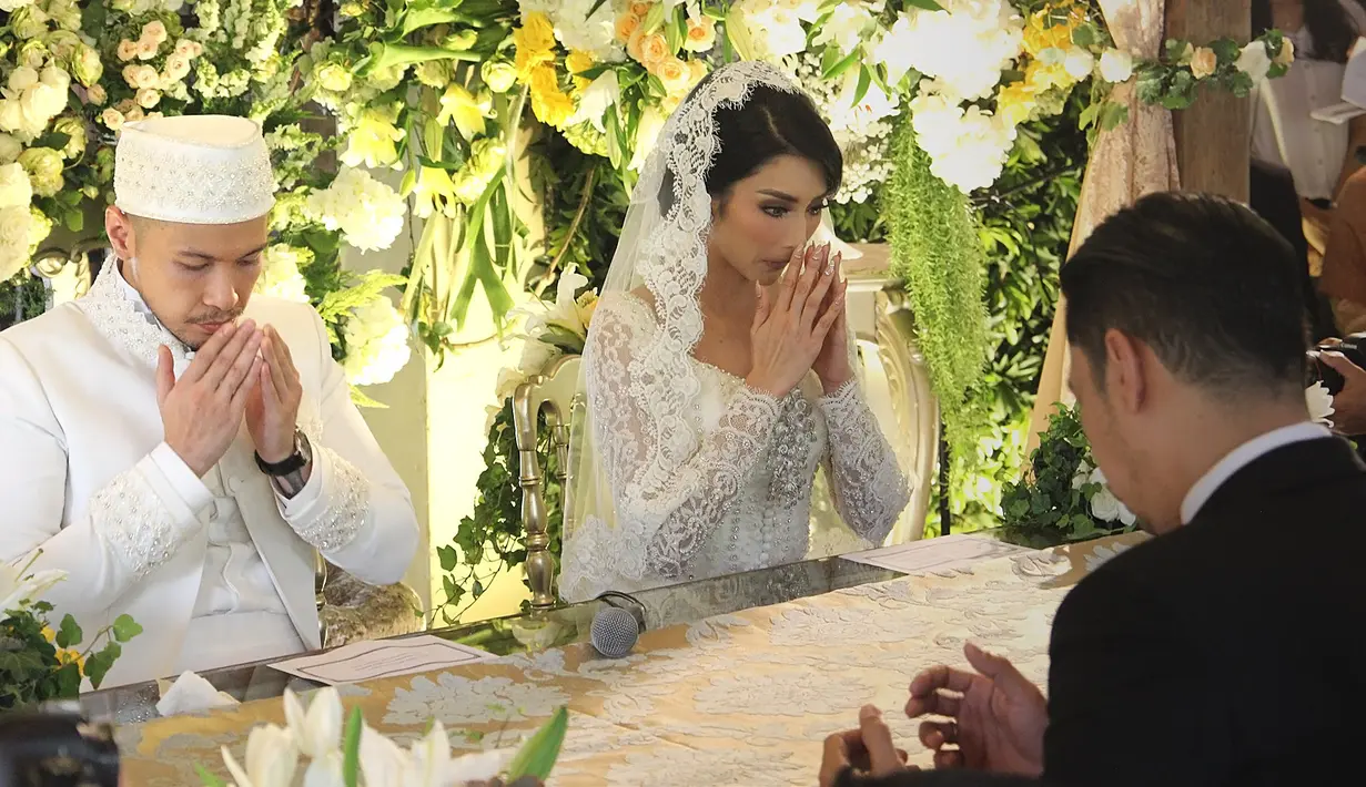Tyas Mirasih resmi dipersunting kekasihnya Raiden Soedjono. Akad nikah berlangsung di Pendopo Plataran Cilandak, Sabtu (8/7/2017) siang. Tyas nampak cantik dengan busana warna putih. Begitu juga mempelai pria nampak gagah. (Bambang E. Ros/Bintang.com)