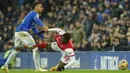 Pemain Everton Mason Holgate (kiri) bertabrakan dengan pemain Arsenal Eddie Nketiah saat berebut bola pada pertandingan Liga Inggris di Goodison Park, Liverpool, Inggris, 6 Desember 2021. Arsenal kalah 1-2. (AP Photo/Jon Super)