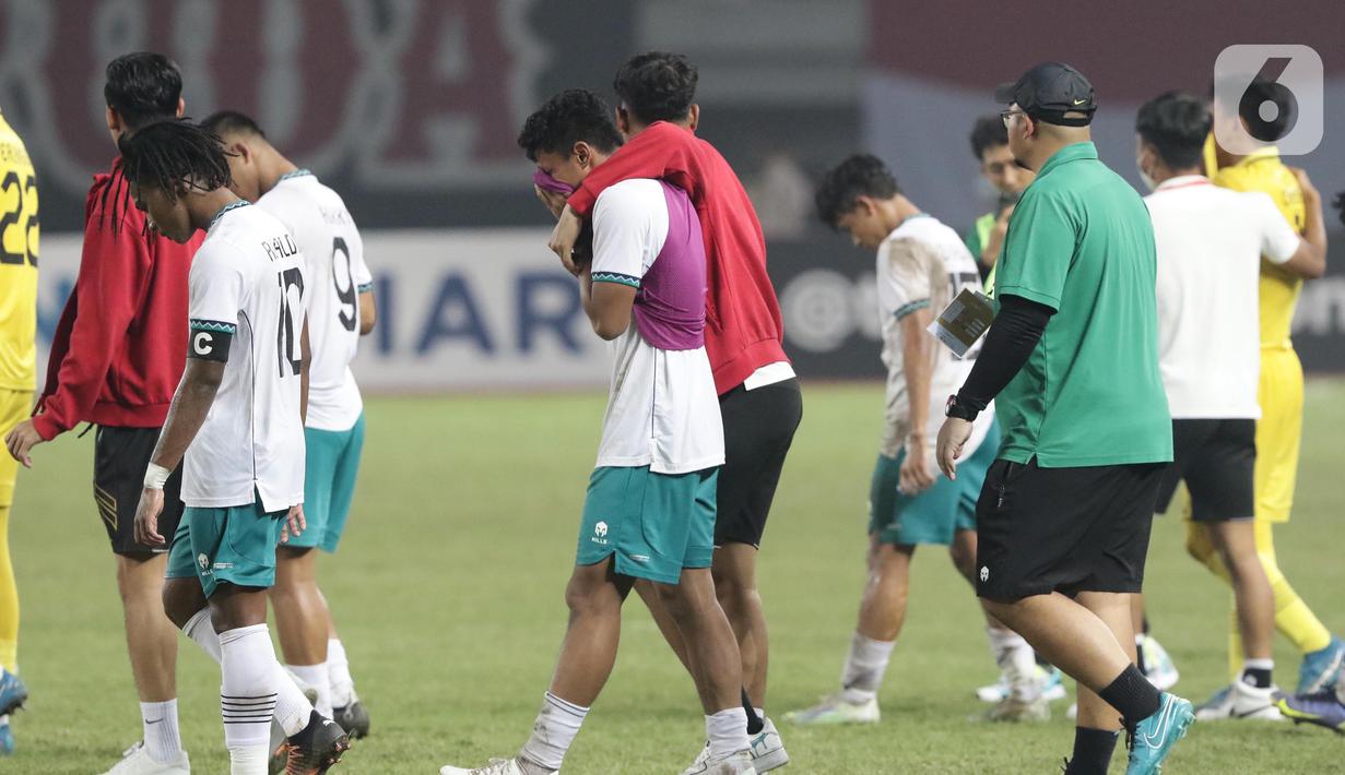Pemain Timnas Indonesia U-19 meluapkan kesedihan usai laga terakhir penyisihan grup A Piala AFF U-19 2022 melawan Myanmar U-19 di Stadion Patriot Candrabhaga, Bekasi, Jawa Barat, Minggu (10/7/2022). Timnas Indonesia U-19 gagal melaju ke semifinal meski berhasil menundukkan Myanmar U-19 dengan skor 5-1. (Liputan6.com/Helmi Fithriansyah)
