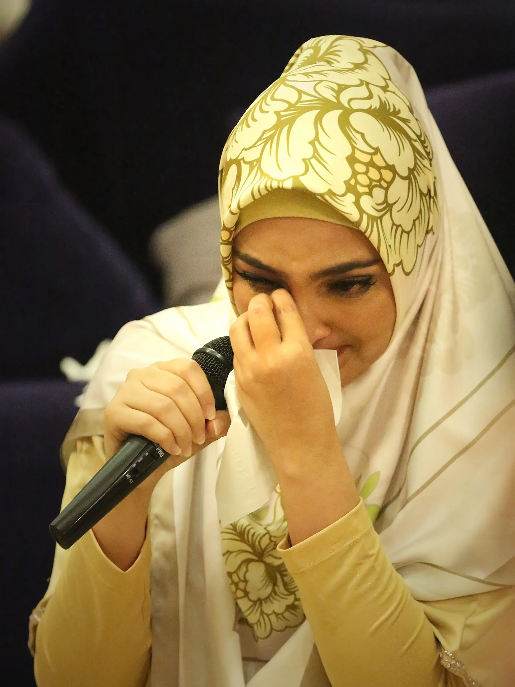 Pada acara pengajian mendoakan alm. Ibundanya,  Ashanty masih menitikkan air mata. (Bambang E. Ros/bintang.com)