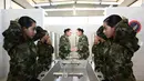 Tentara sangat bergantung pada rekrutan muda itu untuk menjadi staf, melindungi infrastruktur, dan menjalankan tugas administratif, sementara tentara profesionalnya menghadapi geng perdagangan narkoba dan kelompok pemberontak. (AFP/Raul Arboleda)