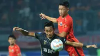 Pemain Persija Jakarta, Rio Fahmi (atas) berduel udara dengan pemain Bhayangkara Presisi, Sani Rizki pada laga pekan ketiga BRI Liga 1 2023/2024 di Stadion Patriot Candrabhaga, Bekasi, Minggu (16/7/2023). Persija menang dengan skor 4-1. (Bola.com/M Iqbal Ichsan)