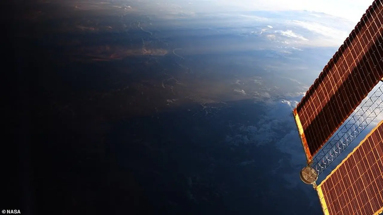 Keren, Begini Potret Indah Saat Siang Bertemu Malam. Sumber: NASA