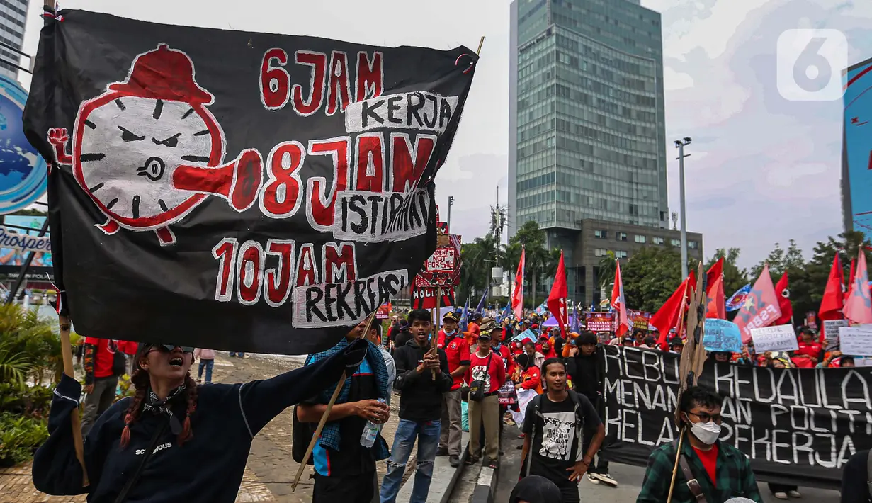 Terlihat beberapa peserta membawa atribut pelengkap aksi, mulai bendera, spanduk, hingga seragam sesuai dengan organisasi masing-masing. (Liputan6.com/Angga Yuniar)