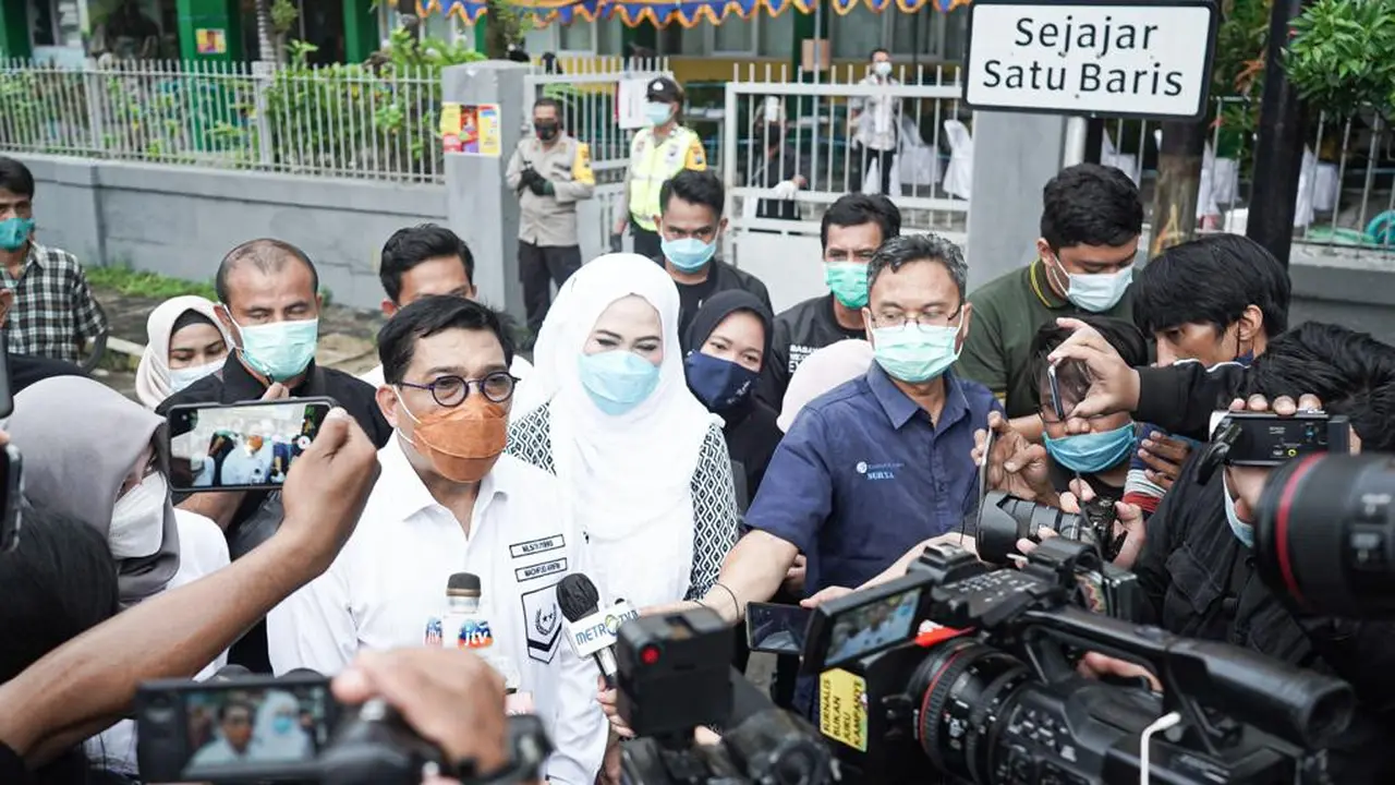Calon wali kota Surabaya nomor urut dua, Machfud Arifin menggunakan hak suaranya pada Pilkada Surabaya di TPS 25, Jalan WR Soepratman, Surabaya, Rabu, 9 Desember 2020.