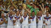 Para pemain Timnas Jerman mengangkat trofi Piala Dunia usai mengalahkan Argentina 1-0 di Stadion Stadion Maracana, Rio de Janeiro, (14/7/2014). (REUTERS/Kai Pfaffenbach)