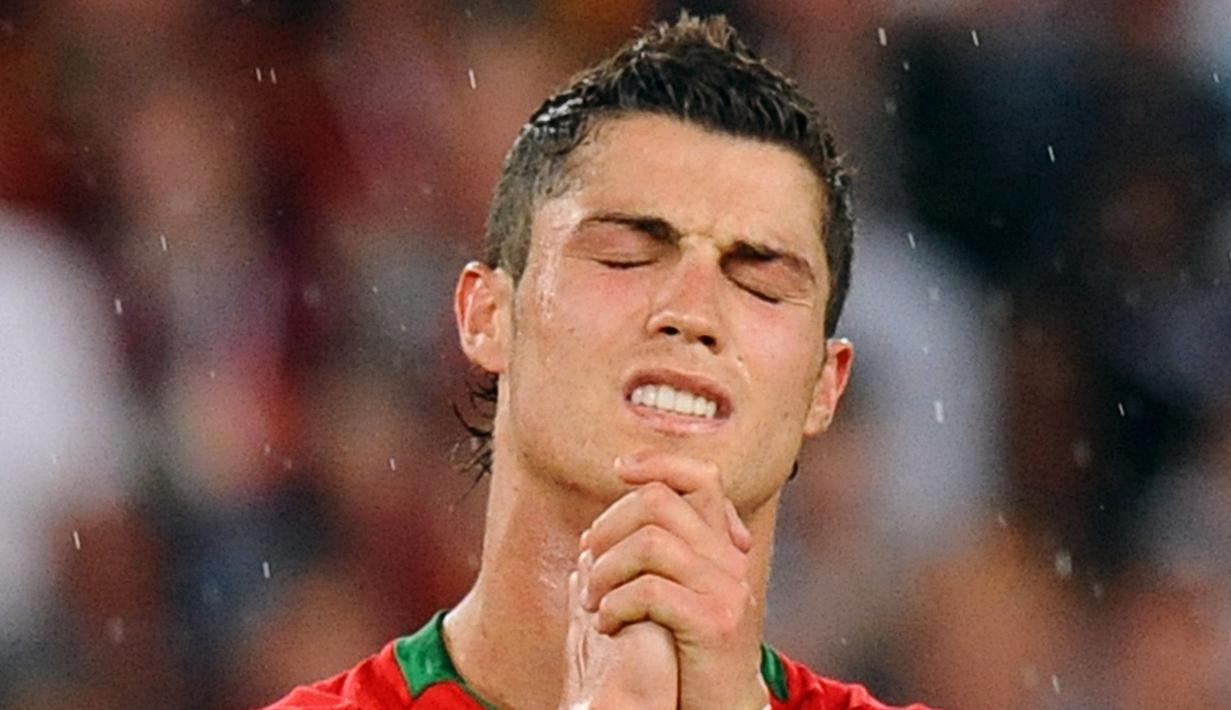 5. Gagal membobol gawang Jerman, Cristiano Ronaldo tanpa kecewa akhirnya Portugal tersingkir dari Piala Eropa 2008 di babak perempat final. (AFP/Patrick Hertzog)