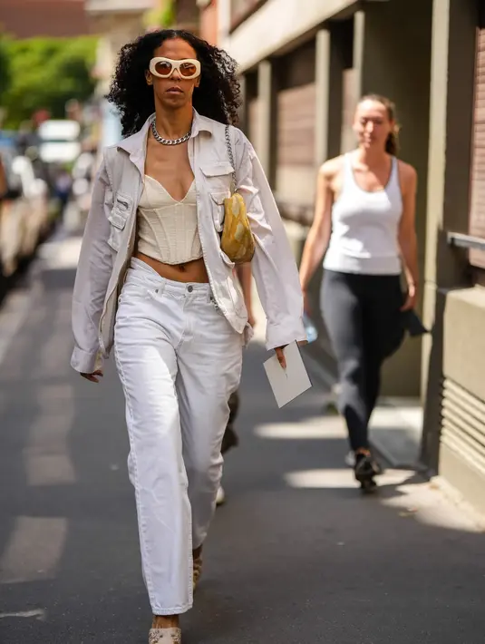 Jeans juga bisa menjadi salah satu inspirasi yang dapat ditiru kapanpun. Tampilan yang segar dengan celana jeans putih dilengkapi corset-inspired tank, raw hem, dan fisherman sandal.