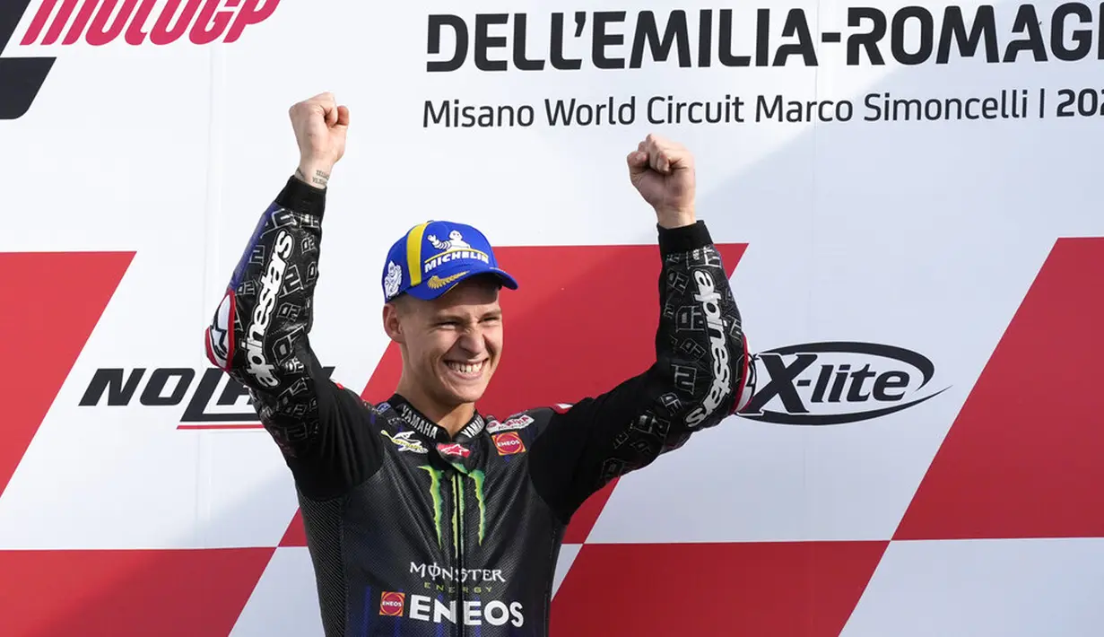 Pembalap Monster Energy Yamaha Fabio Quartararo melakukan selebrasi usai finish keempat pada balapan MotoGP Emilia Romagna di Sirkuit Misano, Misano Adriatico, Italia, Minggu (24/10/2021). Fabio Quartararo memastikan titel juara dunia MotoGP 2021. (AP Photo/Antonio Calanni)