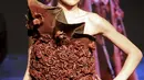 Model berpose di atas catwalk mengenakan busana kreasi desainer asal Perancis, Maitre Chocolatier Patrice Chapon saat pameran cokelat internasional "Salon du Chocolat" di Milan, Italia, Jumat (12/2/2016). (REUTERS/ Stefano Rellandini)