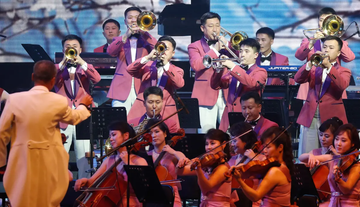 Orkestra Samjiyon dari Korea Utara saat tampil di Gangneung, Korea Selatan, Kamis (8/2). Diakhir suguhan kesenian tersebut para pemain orkestra disambut dengan hangat dan tepuk tangan dari penonton yang mayoritas warga Korsel. (Kim Hong-Ji / Pool via AP)