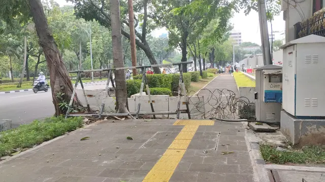 Penutupan trotoar di depan gedung Kedubes AS.