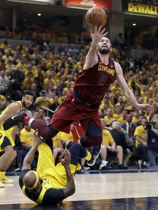 Pemain Cleveland Cavaliers, Kevin Love (0) melakukan tembakan melewati pemain Indiana Pacers, Trevor Booker pada game keenam playoffs NBA basketball di Bankers Life Fieldhouse, Indianapolis, (27/4/2018). Pacers menang 121-87. (AP/Darron Cummings)