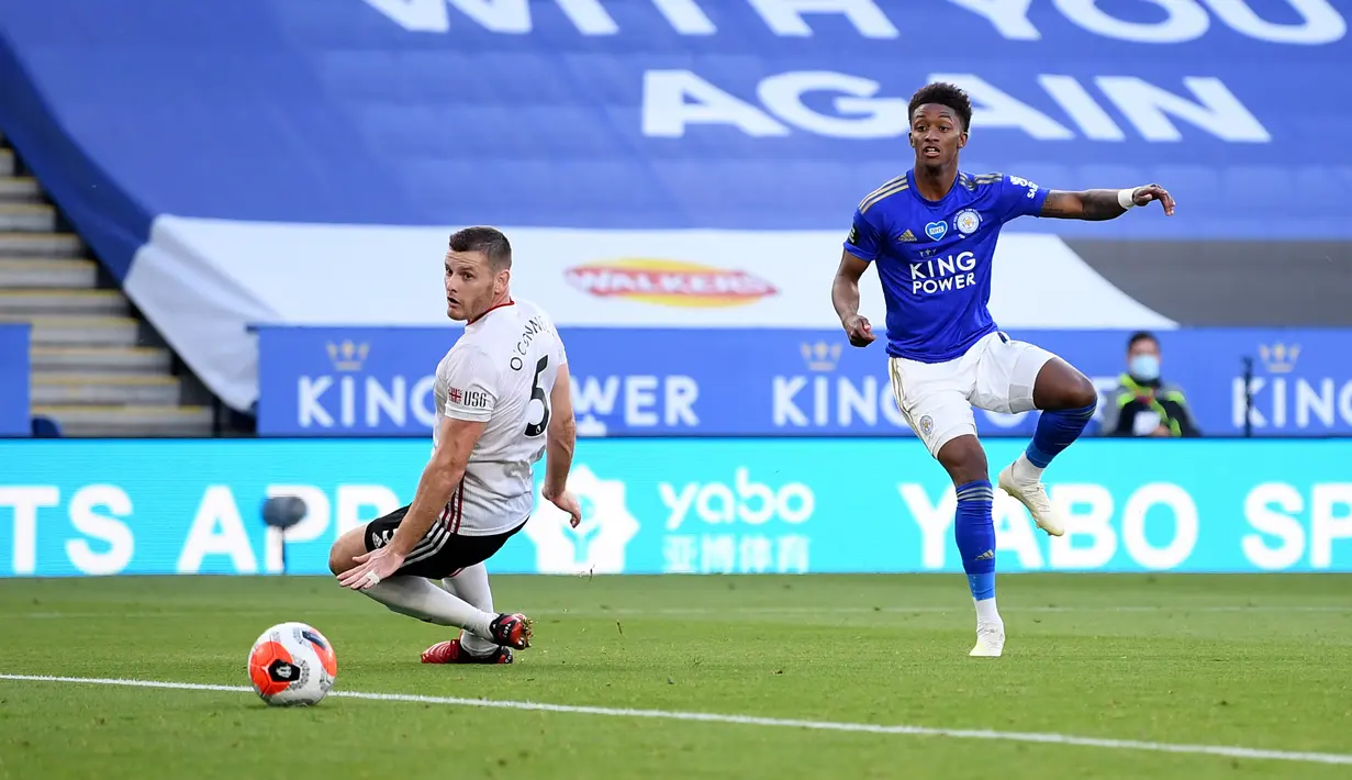 Gelandang Leicester City, Demarai Gray (kanan) mencetak gol kedua untuk timnya ke gawang Sheffield United dalam lanjutan Liga Inggris pekan ke-36 di Stadion King Power, Kamis (16/7/2020). Leicester City sukses menggulung tamunya, Sheffield United dengan skor 2-0. (Michael Regan/Pool via AP)