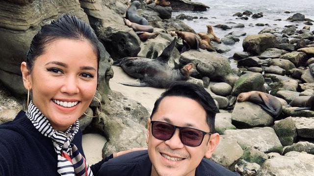 7 Potret Mesra Titi Radjo Padmaja dan Suami yang Jarang Tersorot